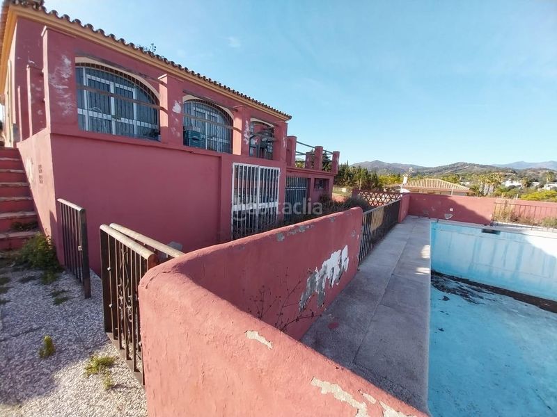 Foto 523f3404-5a0e-4698-a309-14fb0543c4a3. Casa amb aparcament a Los Llanos Estepona