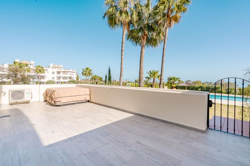 Foto 299eb183-502b-4b61-8a5e-7ba8d1d4dddb. Apartament amb calefacció aparcament piscina a La Concha - Resina Golf Estepona