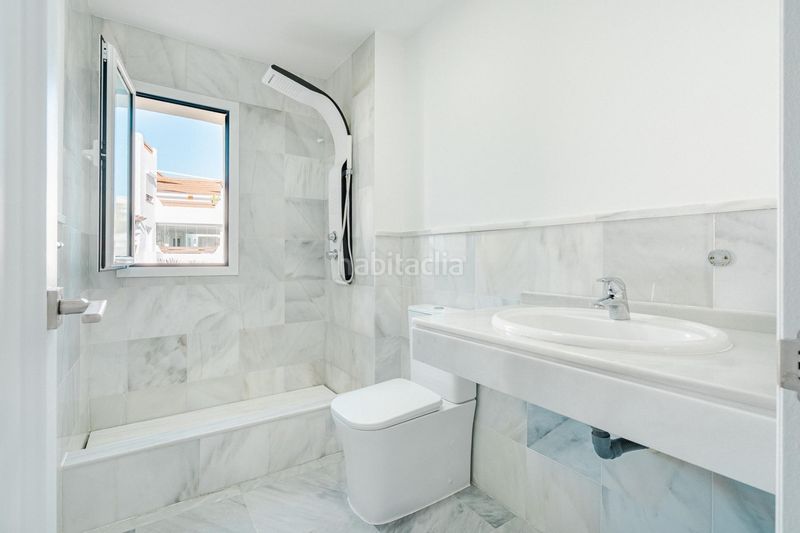Foto e7c15edf-20b2-4336-9bf0-c35fb5eac303. Apartament amb calefacció aparcament piscina a La Concha - Resina Golf Estepona