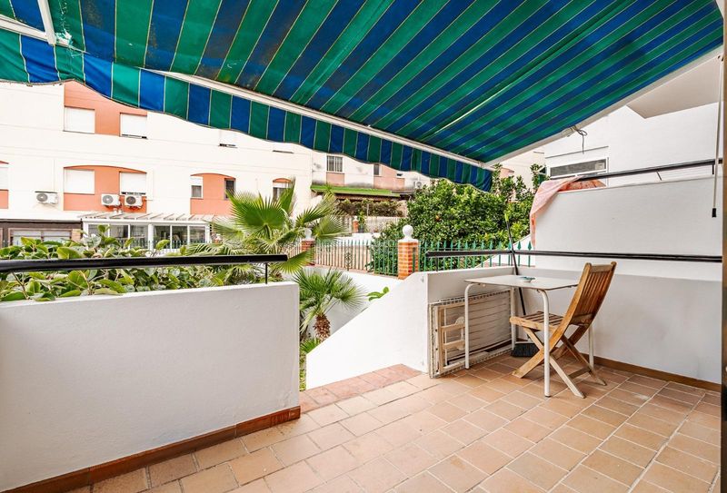 Foto 1747bf18-a37f-4de9-866a-31c3ffbdaa00. Casa aparellada amb aparcament a Zona Calvario Estepona