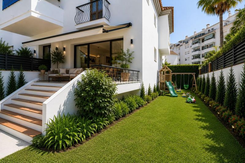 Foto 1d47677d-eb60-4b3c-96fb-919b97b2b610. Casa aparellada amb aparcament a Zona Calvario Estepona
