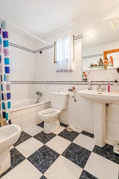 Foto 29e6b7c3-ea3d-4150-96ec-3f9b29b7a3ea. Casa aparellada amb aparcament a Zona Calvario Estepona