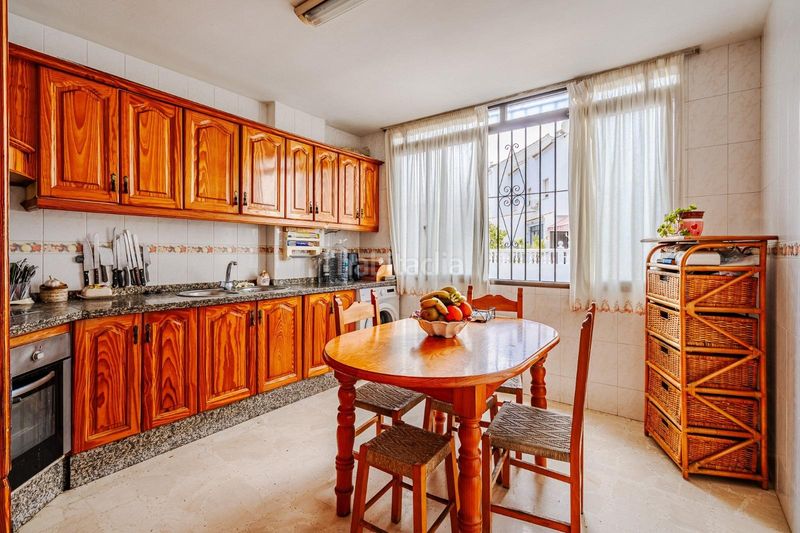 Foto 2c01e6ed-f6e8-4e74-b91a-358294d5e63e. Casa aparellada amb aparcament a Zona Calvario Estepona