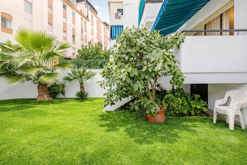 Foto 51209257-a3cc-4d1f-a56b-4d682c4f20c9. Casa aparellada amb aparcament a Zona Calvario Estepona