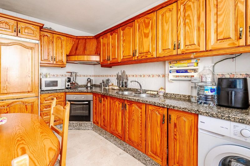 Foto 668740bd-58df-4e86-98ff-69bdd6f9318f. Casa aparellada amb aparcament a Zona Calvario Estepona