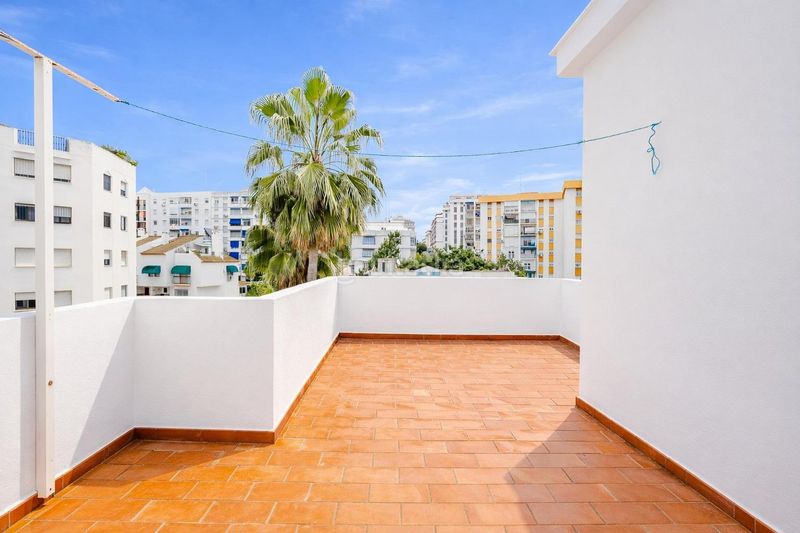 Foto 6a5709b1-8bc1-4659-8d19-101372e16dd8. Casa aparellada amb aparcament a Zona Calvario Estepona