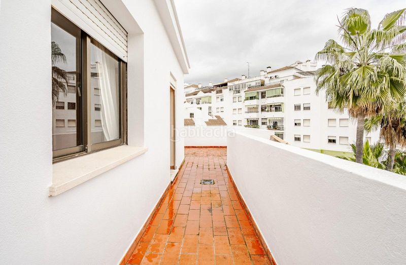 Foto 7b1513ff-e0d8-47eb-b934-7e75db49d045. Casa aparellada amb aparcament a Zona Calvario Estepona