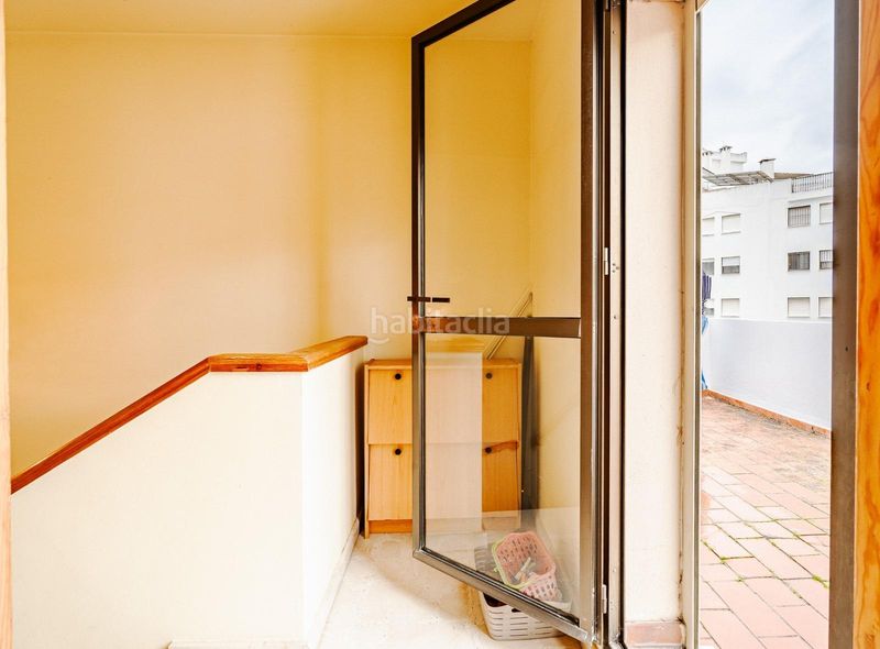 Foto 7f8e6110-7ad0-42d3-83fe-b7413dae2475. Casa aparellada amb aparcament a Zona Calvario Estepona