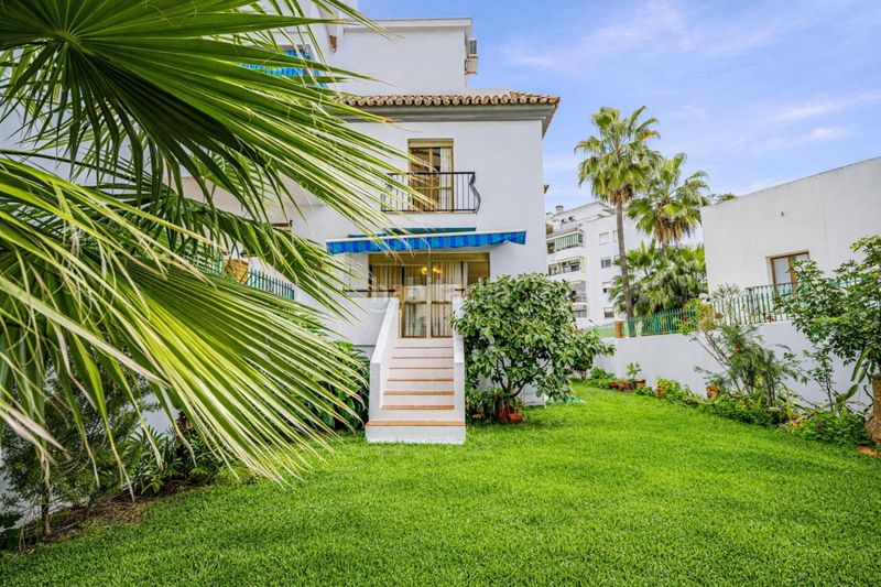 Foto a41d1dc1-3a98-479b-8acd-83b17f93db33. Casa aparellada amb aparcament a Zona Calvario Estepona