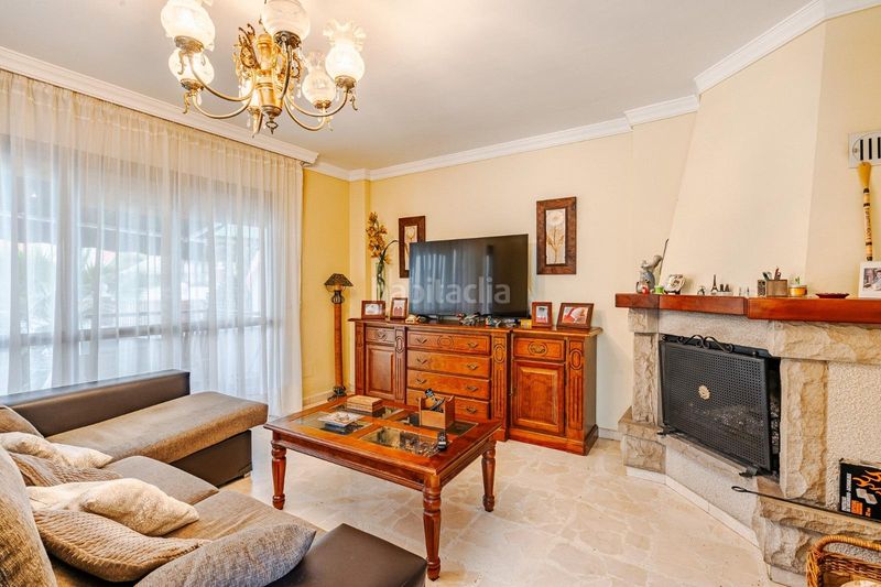 Foto b34e969c-4992-4798-b7be-dc561a09455f. Casa aparellada amb aparcament a Zona Calvario Estepona