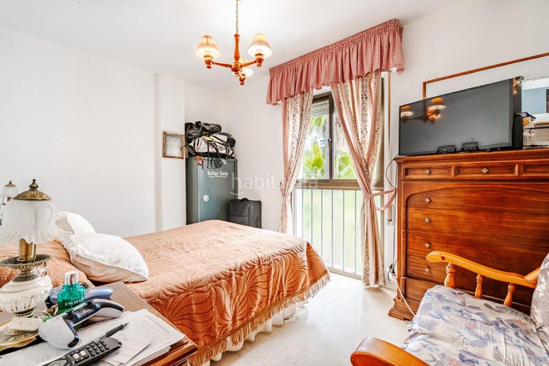 Foto c208a34f-4d03-4269-a5cc-7c5e9ba116e9. Casa aparellada amb aparcament a Zona Calvario Estepona