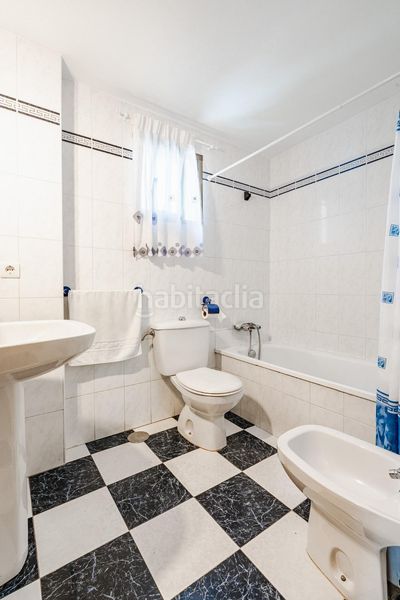 Foto d7a0949c-42a7-4cf6-bf82-ed6ea30f951f. Casa aparellada amb aparcament a Zona Calvario Estepona