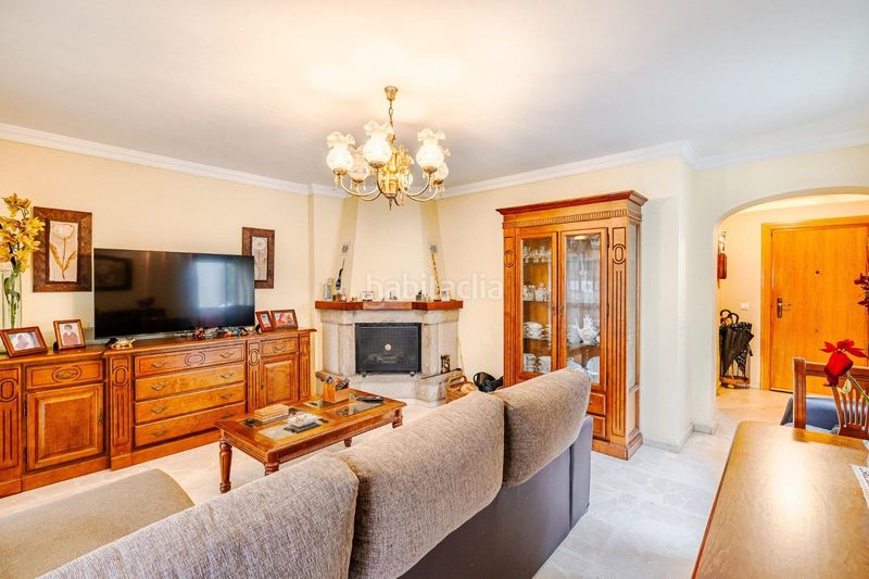 Foto f65d56c4-add5-4a98-80eb-6b64656e391d. Casa aparellada amb aparcament a Zona Calvario Estepona