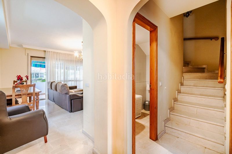 Foto f9870b78-15a4-4f25-9afa-60665f1181db. Casa aparellada amb aparcament a Zona Calvario Estepona