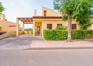 Casa aparellada a Alcorrín. Chalet pareado en manilva