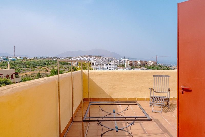 Foto 5eeac47b-d354-4b9c-8a70-aa5a12b28909. Casa aparellada amb calefacció aparcament a Alcorrín Manilva