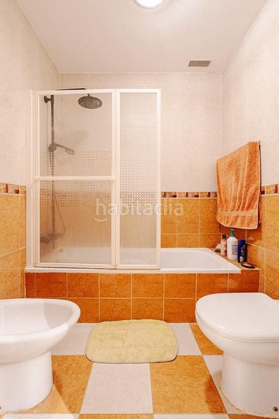 Foto b8f29fb1-5a64-42b8-870d-3ad553eae297. Casa aparellada amb calefacció aparcament a Alcorrín Manilva