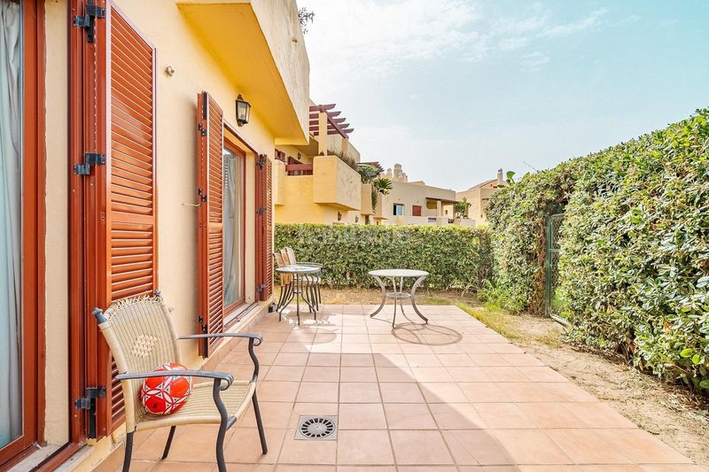 Foto f6a616f0-a159-4ecb-9174-3cf022648e92. Casa aparellada amb calefacció aparcament a Alcorrín Manilva