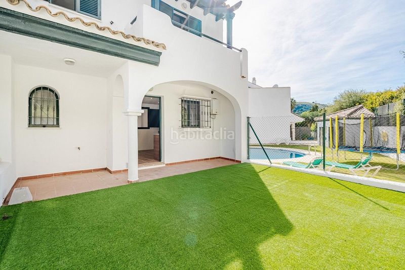 Foto a115a300-daca-4eb6-adce-aae6868f2716. Casa aparellada amb calefacció aparcament a El Castillo Manilva