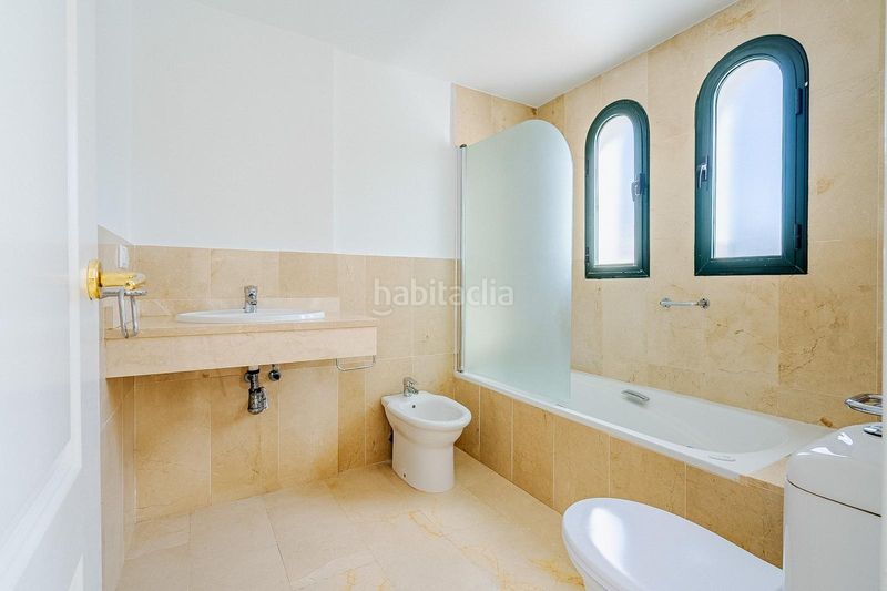 Foto a3b82779-27a9-4820-aa41-4551d0c5bd09. Casa aparellada amb calefacció aparcament a El Castillo Manilva