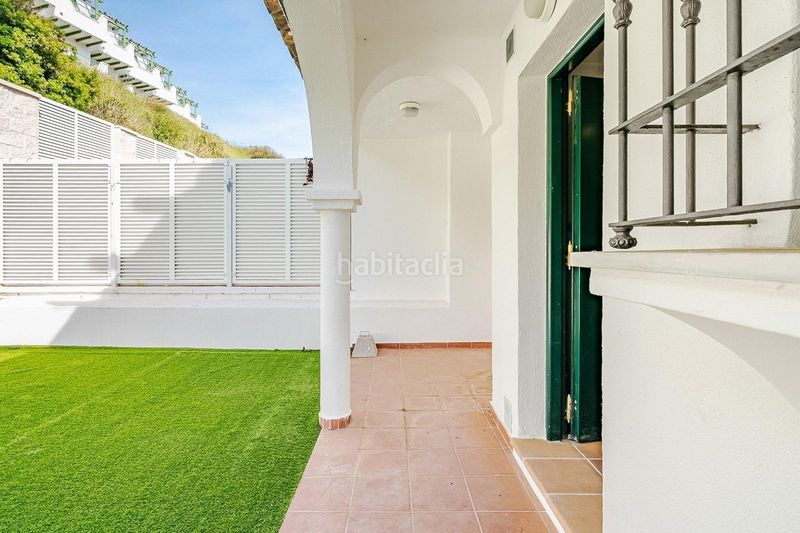 Foto bf3e400a-e536-4a47-86be-5e92602c5a67. Casa aparellada amb calefacció aparcament a El Castillo Manilva