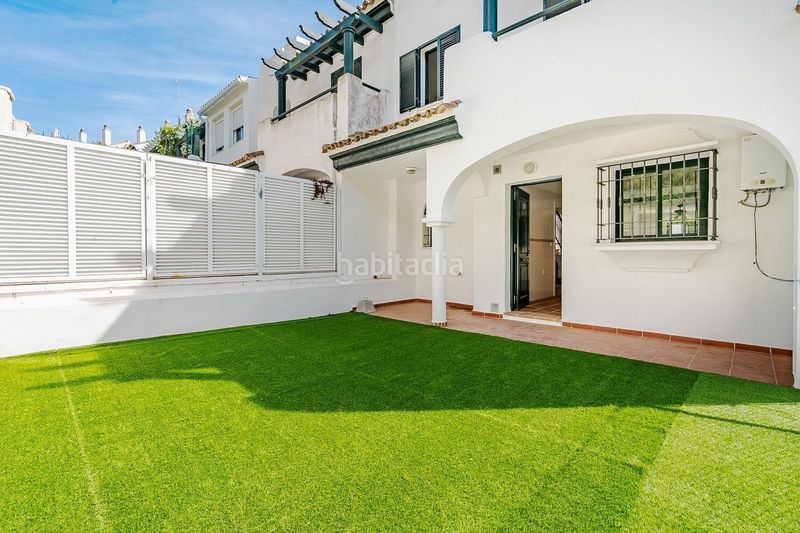 Foto ca50e5f5-91a6-47d1-a666-a6aadb3cb630. Casa aparellada amb calefacció aparcament a El Castillo Manilva