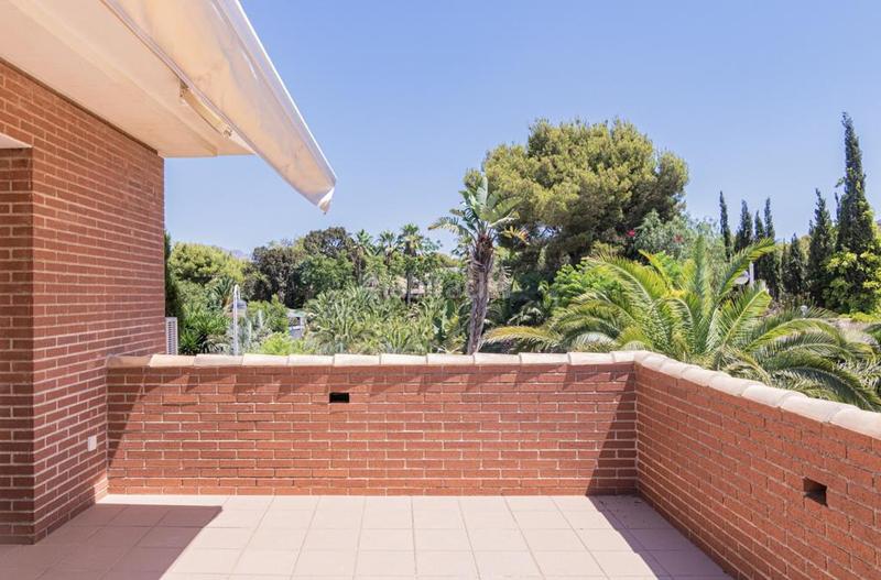 Foto 1ea36e92-f65a-44aa-b764-b3316096d3f3. Xalet amb xemeneia calefacció aparcament piscina a Benidorm
