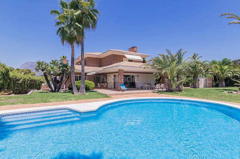 Foto 57c97ed7-97a7-4209-8f57-2e46541b5e95. Xalet amb xemeneia calefacció aparcament piscina a Benidorm