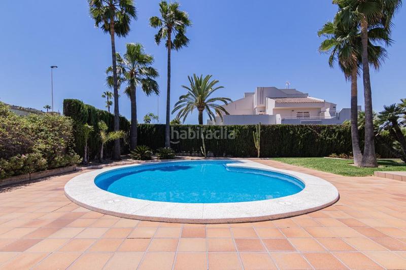Foto 91c42aa7-cdef-4a30-9d6b-31638cfc9606. Xalet amb xemeneia calefacció aparcament piscina a Benidorm