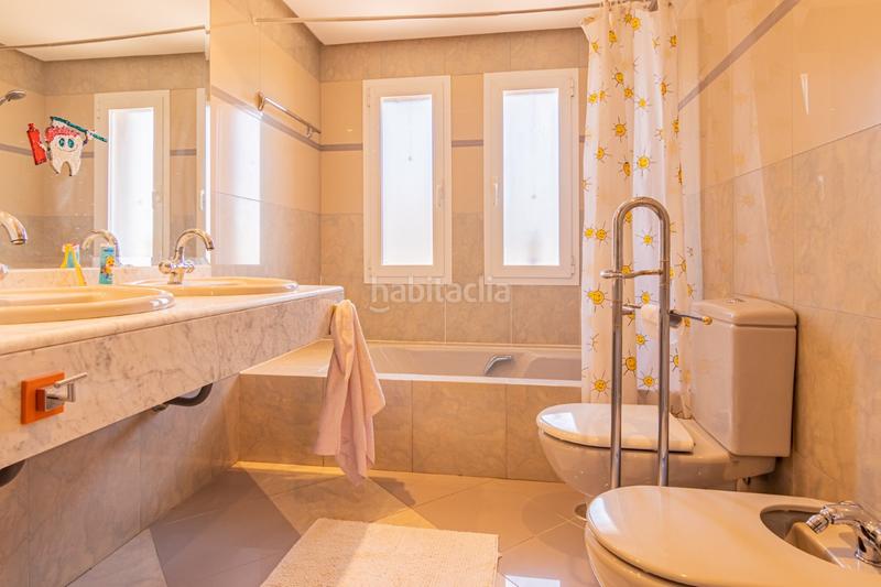 Foto d873a623-72eb-4137-972c-2ccf010844f9. Xalet amb xemeneia calefacció aparcament piscina a Benidorm