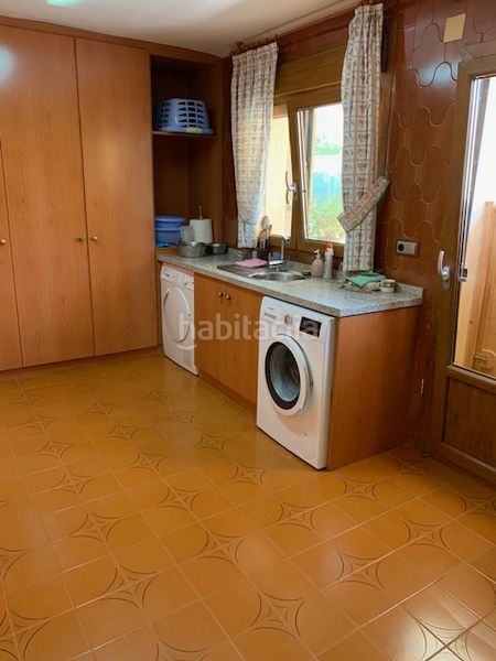 Foto dbed4da4-c2e5-470d-876b-999d230f57a6. Xalet amb xemeneia calefacció aparcament piscina a Benidorm