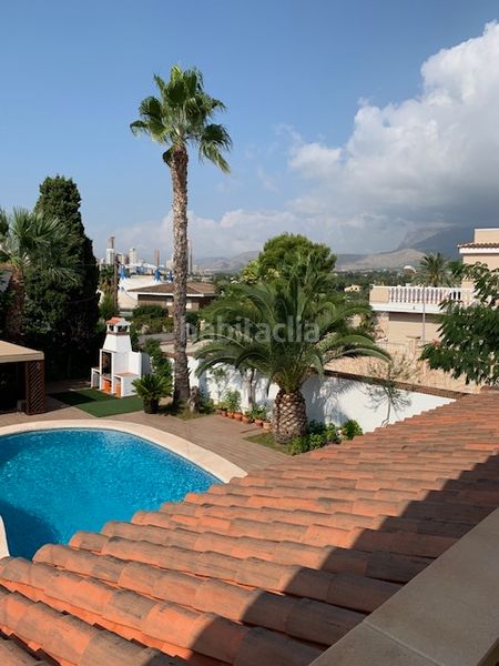 Foto dd845301-a10b-4d87-a64e-72e47eb6d1fb. Xalet amb xemeneia calefacció aparcament piscina a Benidorm