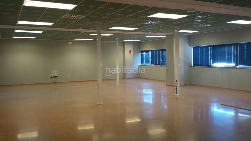 Foto c4d3a2b4-5b54-4088-8b86-3c91f0b81e3d. Miete büro in colores - entreparques Sevilla