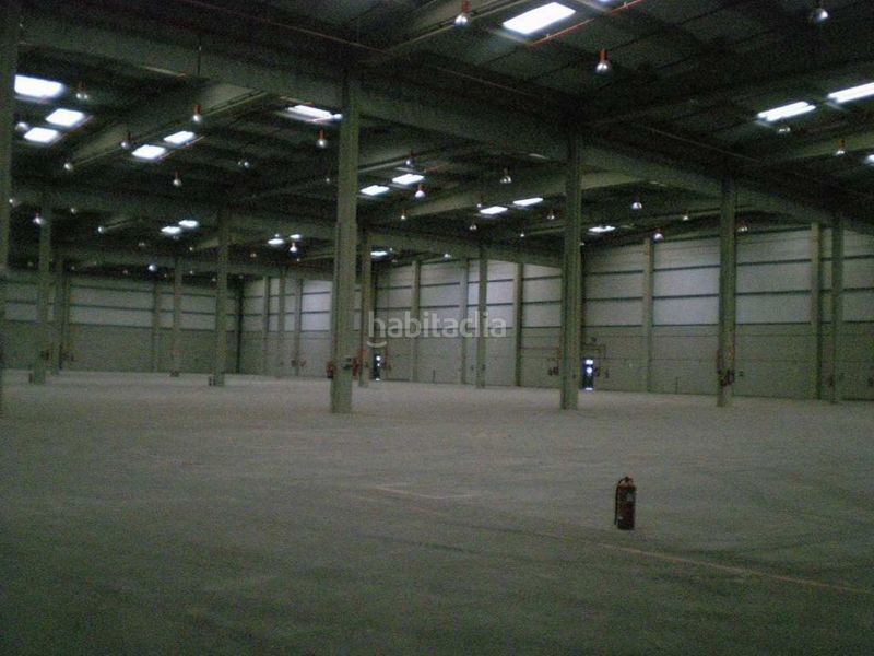 Foto e4c283d7-6bd1-4014-b9a7-0333b0cd899e. Affitto capannone industriale in Tablada Sevilla