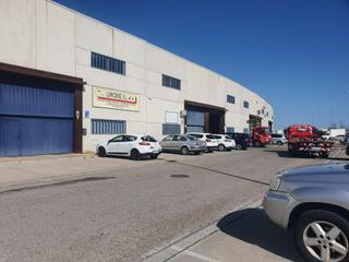 Lloguer Nau industrial a La Paz. Nave con dos portones y fácil acceso