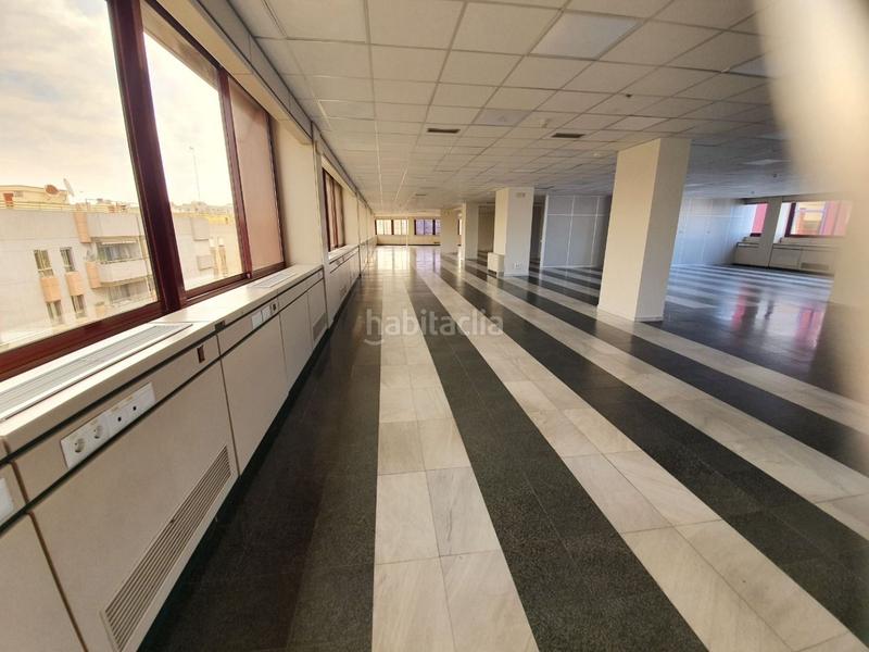 Foto ce3c8879-be03-41d5-b35f-9aad2dd9bbea. Alquiler oficina en La Buhaira Sevilla