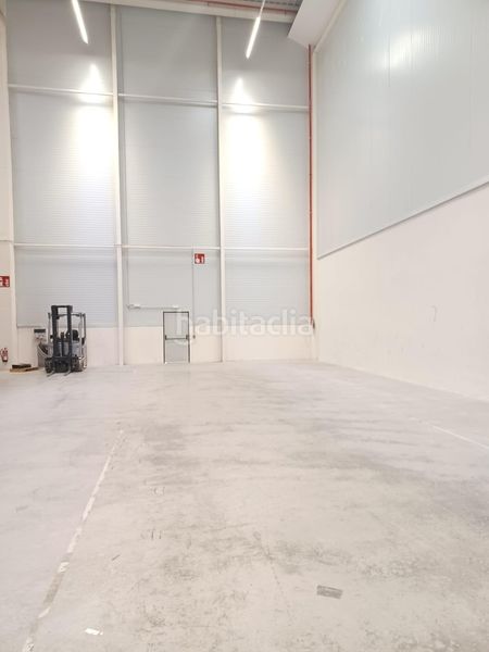 Foto d397a1cf-79e7-4cb1-be9b-b9c3ac650ae6. Rent industrial building in La Motilla - Fuente del Rey Dos Hermanas
