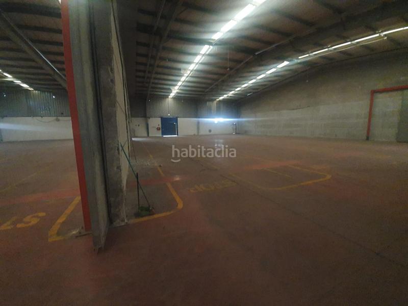 Foto eef77eba-63f1-4ba9-91a6-103ecd78397b. Alquiler nave industrial magnífica nave con patio y fachada a carretera en Alcalá de Guadaira