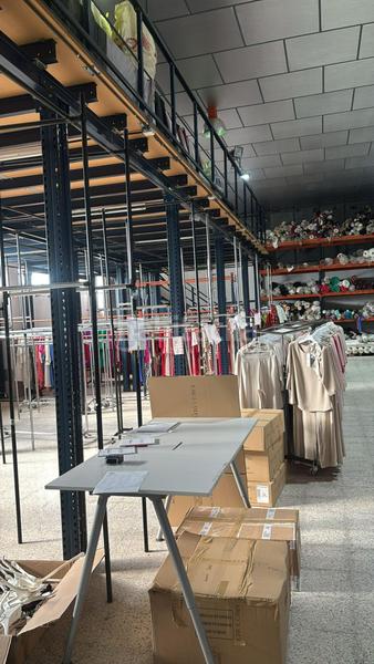 Foto 52ccd2a6-5be2-40cf-bb2d-2b50f2978309. Rent industrial building in Santiponce