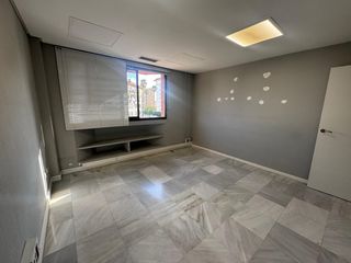 Miete Büro in El Plantinar - Avda. La Paz - El Juncal. Oficina ubicada en sevilla capital