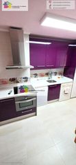 Appartamento in Robla (La). Se vende piso de tres habitaciones, amueblado, un baño, cochera,