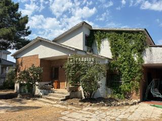 Xalet  Tulipán. Chalet independiente con piscina, cinco dormitorios y dos baños
