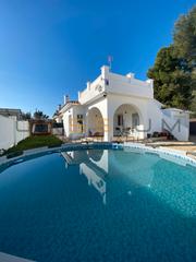 Casa aparellada a Les Tres Cales. Tu hogar en una urbanización tranquila en les tres cales