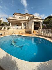 Casa en Cunit Residencial. Casa independiente con piscina, jardín y a un paso del mar