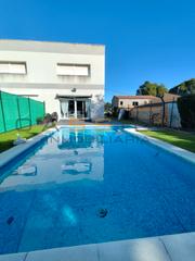 Casa pareada en Les Tres Cales. Fantástica casa pareada con piscina