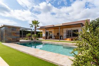 Casa  Avinguda de les tres cales. ??elegante villa de diseño en las tres cales – costa dorada