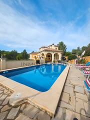 Maison à Sant Jordi D´Alfama. Casa independiente con licencia turística, piscina y barbacoa en