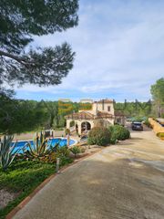 Casa  Passeig de l'aurora. Incre�ble casa independiente con licencia tur�stica y piscina