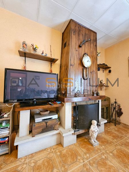 Foto 6811e21c-ecd9-4d3c-9769-6229d4e977df. Casa amb xemeneia aparcament piscina a Bellvei