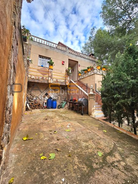 Foto bf731617-fbad-4c21-9efa-e6d6db60d93c. Casa amb xemeneia aparcament piscina a Bellvei